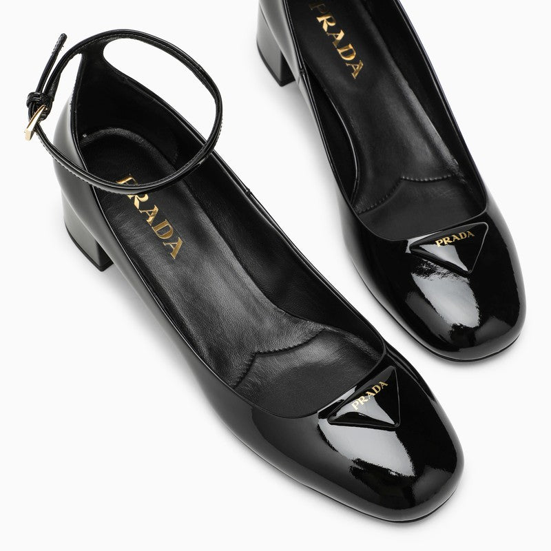 Black patent leather pump with logo