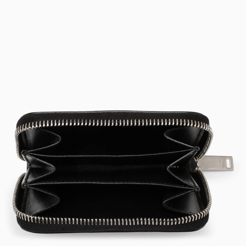 Black zipper around wallet