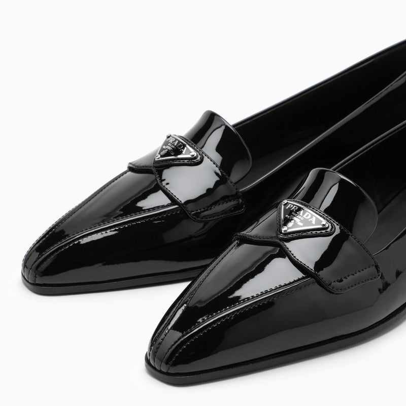 Pointy-toe loafer in black patent leather