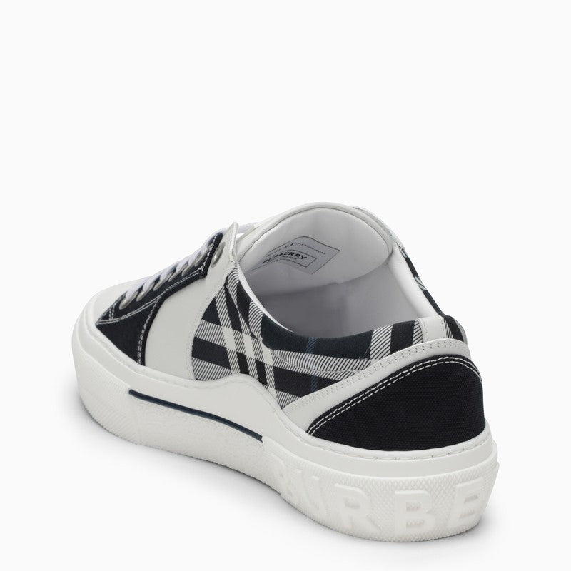 Low white trainer with Check motif