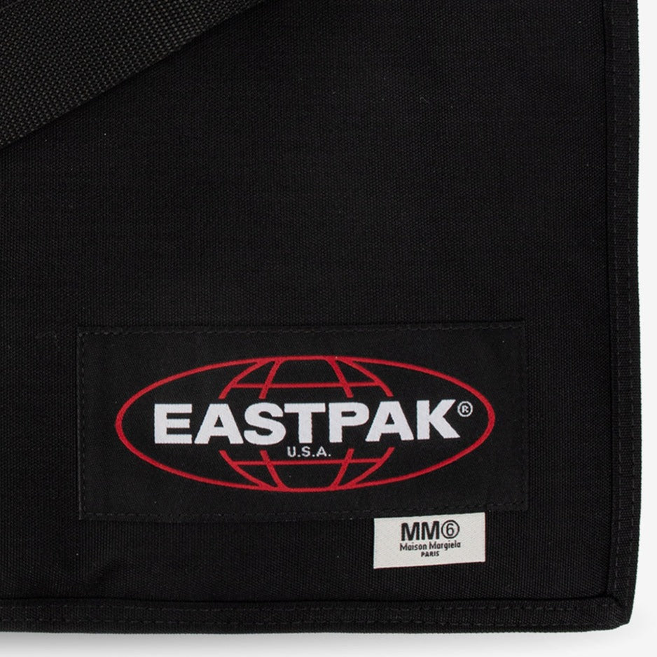 MM6 X EASTPAKクルー XL ショルダーバッグ｜ブラック