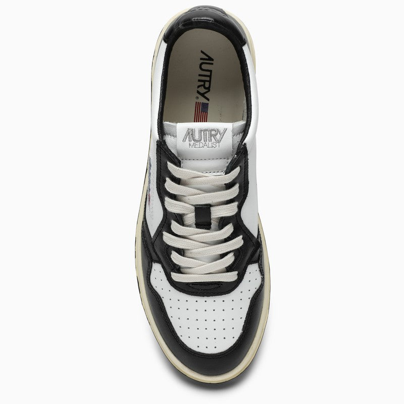 Medalist sneakers in white/black leather